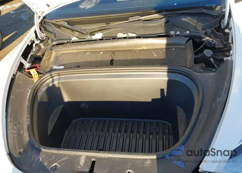 2022 Tesla Model Y Long Range Dual Motor All-Wheel Drive z USA, uszkodzony, nr VIN 7SAYGDEE4NF445847